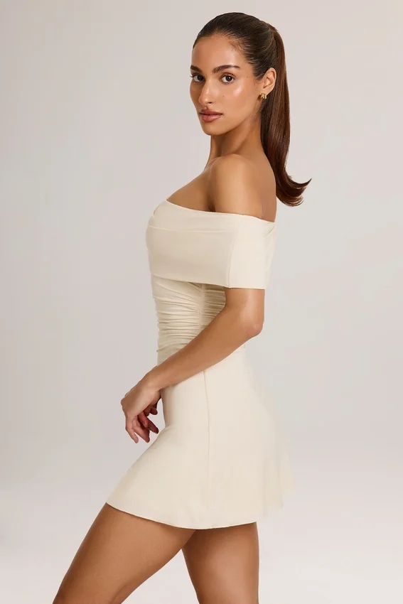 Robe courte asymétrique en modal Suhana, coupe trapèze, couleur ivoire Robe courte asymétrique en modal Suhana, coupe trapèze, couleur ivoire
