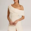 Robe courte asymétrique en modal Suhana, coupe trapèze, couleur ivoire Robe courte asymétrique en modal Suhana, coupe trapèze, couleur ivoire