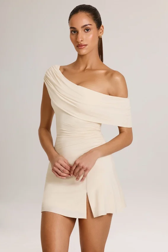 Robe courte asymétrique en modal Suhana, coupe trapèze, couleur ivoire Robe courte asymétrique en modal Suhana, coupe trapèze, couleur ivoire