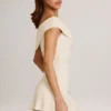 Robe courte asymétrique en modal Suhana, coupe trapèze, couleur ivoire Robe courte asymétrique en modal Suhana, coupe trapèze, couleur ivoire