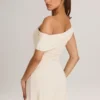 Robe courte asymétrique en modal Suhana, coupe trapèze, couleur ivoire Robe courte asymétrique en modal Suhana, coupe trapèze, couleur ivoire