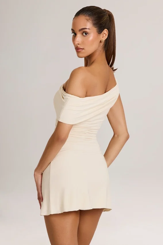 Robe courte asymétrique en modal Suhana, coupe trapèze, couleur ivoire Robe courte asymétrique en modal Suhana, coupe trapèze, couleur ivoire