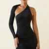 Robe courte asymétrique froncée à dos nu Alina en noir Robe courte asymétrique froncée à dos nu Alina en noir