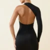 Robe courte asymétrique froncée à dos nu Alina en noir Robe courte asymétrique froncée à dos nu Alina en noir