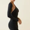 Robe courte asymétrique froncée à dos nu Alina en noir Robe courte asymétrique froncée à dos nu Alina en noir