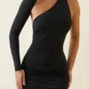 Robe courte asymétrique froncée à dos nu Alina en noir Robe courte asymétrique froncée à dos nu Alina en noir