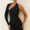 Robe courte asymétrique froncée à dos nu Alina en noir Robe courte asymétrique froncée à dos nu Alina en noir