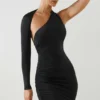 Robe courte asymétrique froncée à dos nu Alina en noir Robe courte asymétrique froncée à dos nu Alina en noir