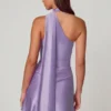 Robe courte asymétrique Kiraz avec détail foulard, couleur lilas Robe courte asymétrique Kiraz avec détail foulard, couleur lilas