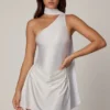 Robe courte asymétrique Kiraz avec détail foulard en blanc Robe courte asymétrique Kiraz avec détail foulard en blanc