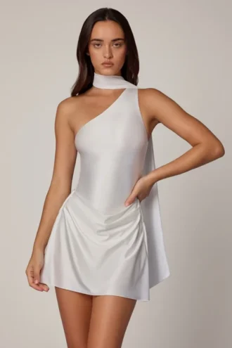 Robe courte asymétrique Kiraz avec détail foulard en blanc