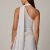Robe courte asymétrique Kiraz avec détail foulard en blanc Robe courte asymétrique Kiraz avec détail foulard en blanc