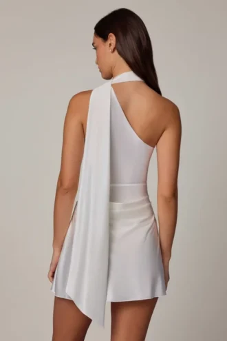 Robe courte asymétrique Kiraz avec détail foulard en blanc