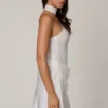 Robe courte asymétrique Kiraz avec détail foulard en blanc Robe courte asymétrique Kiraz avec détail foulard en blanc