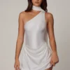Robe courte asymétrique Kiraz avec détail foulard en blanc Robe courte asymétrique Kiraz avec détail foulard en blanc
