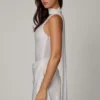 Robe courte asymétrique Kiraz avec détail foulard en blanc Robe courte asymétrique Kiraz avec détail foulard en blanc