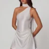 Robe courte asymétrique Kiraz avec détail foulard en blanc Robe courte asymétrique Kiraz avec détail foulard en blanc