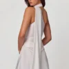 Robe courte asymétrique Kiraz avec détail foulard en blanc Robe courte asymétrique Kiraz avec détail foulard en blanc