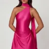 Robe courte asymétrique Kiraz avec détail foulard en rose vif Robe courte asymétrique Kiraz avec détail foulard en rose vif