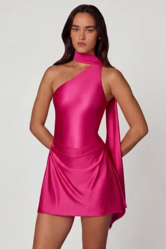 Robe courte asymétrique Kiraz avec détail foulard en rose vif