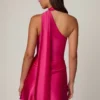 Robe courte asymétrique Kiraz avec détail foulard en rose vif Robe courte asymétrique Kiraz avec détail foulard en rose vif