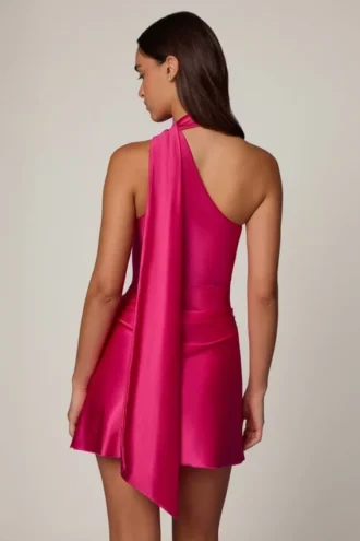 Robe courte asymétrique Kiraz avec détail foulard en rose vif