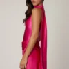 Robe courte asymétrique Kiraz avec détail foulard en rose vif Robe courte asymétrique Kiraz avec détail foulard en rose vif