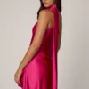 Robe courte asymétrique Kiraz avec détail foulard en rose vif Robe courte asymétrique Kiraz avec détail foulard en rose vif