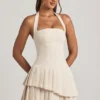 Robe courte asymétrique à volants et dos nu Rosaria, couleur ivoire Robe courte asymétrique à volants et dos nu Rosaria, couleur ivoire