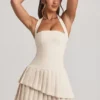 Robe courte asymétrique à volants et dos nu Rosaria, couleur ivoire Robe courte asymétrique à volants et dos nu Rosaria, couleur ivoire