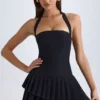 Robe courte asymétrique à volants et dos nu Rosaria en noir Robe courte asymétrique à volants et dos nu Rosaria en noir