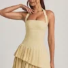 Robe courte asymétrique à volants et dos nu Rosaria, jaune pastel Robe courte asymétrique à volants et dos nu Rosaria, jaune pastel