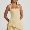 Robe courte asymétrique à volants et dos nu Rosaria, jaune pastel Robe courte asymétrique à volants et dos nu Rosaria, jaune pastel