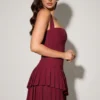 Robe courte asymétrique à volants et dos nu Rosaria, rouge vin Robe courte asymétrique à volants et dos nu Rosaria, rouge vin