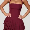 Robe courte asymétrique à volants et dos nu Rosaria, rouge vin Robe courte asymétrique à volants et dos nu Rosaria, rouge vin