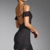 Robe courte Beaufort à épaules dénudées et ornements, couleur noire Robe courte Beaufort à épaules dénudées et ornements, couleur noire