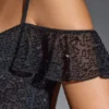 Robe courte Beaufort à épaules dénudées et ornements, couleur noire Robe courte Beaufort à épaules dénudées et ornements, couleur noire