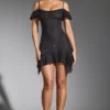 Robe courte Beaufort à épaules dénudées et ornements, couleur noire Robe courte Beaufort à épaules dénudées et ornements, couleur noire
