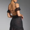 Robe courte Beaufort à épaules dénudées et ornements, couleur noire Robe courte Beaufort à épaules dénudées et ornements, couleur noire