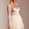 Robe courte Calliope à manches longues et jupe en tulle ornée, couleur ivoire Robe courte Calliope à manches longues et jupe en tulle ornée, couleur ivoire