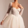 Robe courte Calliope à manches longues et jupe en tulle ornée, couleur ivoire Robe courte Calliope à manches longues et jupe en tulle ornée, couleur ivoire