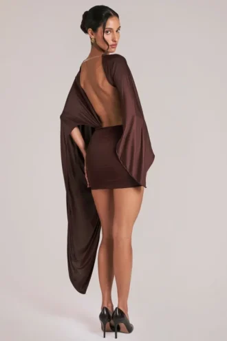 Robe courte cape drapée Lida en marron chocolat