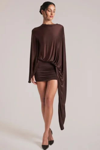 Robe courte cape drapée Lida en marron chocolat