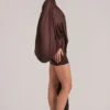 Robe courte cape drapée Lida en marron chocolat Robe courte cape drapée Lida en marron chocolat