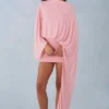 Robe courte cape drapée Lida en rose poudré Robe courte cape drapée Lida en rose poudré