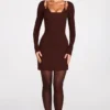 Robe courte Caris à manches longues en modal côtelé avec bretelles en dentelle, couleur chocolat Robe courte Caris à manches longues en modal côtelé avec bretelles en dentelle, couleur chocolat