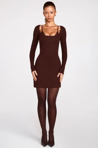 Robe courte Caris à manches longues en modal côtelé avec bretelles en dentelle, couleur chocolat