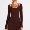 Robe courte Caris à manches longues en modal côtelé avec bretelles en dentelle, couleur chocolat Robe courte Caris à manches longues en modal côtelé avec bretelles en dentelle, couleur chocolat