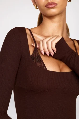 Robe courte Caris à manches longues en modal côtelé avec bretelles en dentelle, couleur chocolat