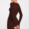 Robe courte Caris à manches longues en modal côtelé avec bretelles en dentelle, couleur chocolat Robe courte Caris à manches longues en modal côtelé avec bretelles en dentelle, couleur chocolat